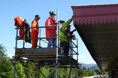 Photograph of Ellon crew painting Aviemore station